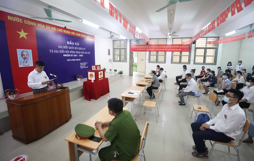 La ceremonia de apertura en el área de votación 13, municipio de Trau Quy, distrito de Gia Lam, Hanoi asegura la implementación de la distancia segura para prevenir y controlar la epidemia (Foto: VNA)