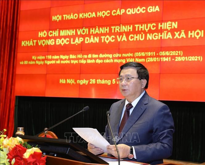 El director de la Academia Nacional de Política de Ho Chi Minh, Nguyen Xuan Thang, pronuncia el discurso de apertura en el simposio.