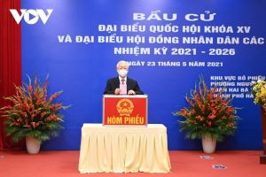 Ciudadanos vietnamitas votan para renovar el Parlamento y los Consejos Populares locales