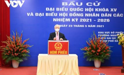 Ciudadanos vietnamitas votan para renovar el Parlamento y los Consejos Populares locales