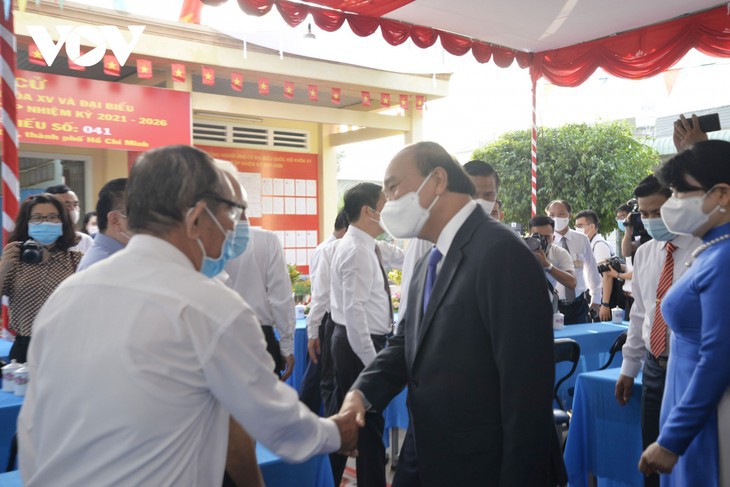 El presidente Nguyen Xuan Phuc saluda a votantes de Cu Chi.