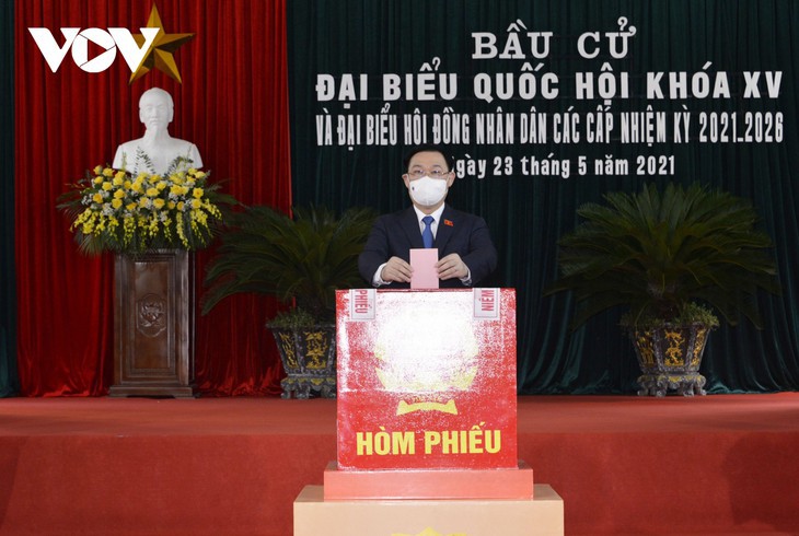 El presidente de la Asamblea Nacional, Vuong Dinh Hue, ejerce su derecho a voto en la cabecera de An Lao en la ciudad portuaria de Hai Phong. (Foto: VOV)