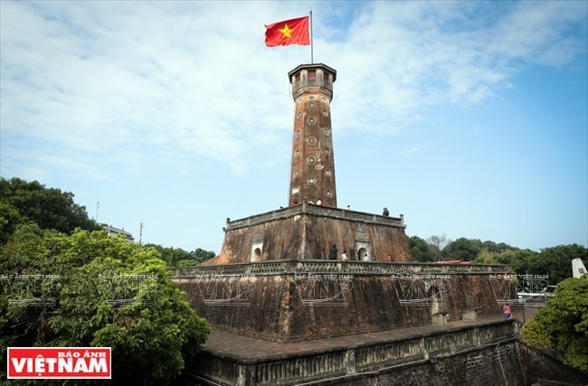 La Torre de la Bandera Nacional en Hanoi se erigió durante el reinado del Emperador Gia Long, de la dinastía Nguyen, sobre la parte sureña de la Ciudadela Imperial de Thang Long. Su construcción se inició en 1805 y concluyó en 1812 (Fuente: VNA)