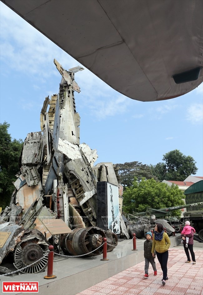 Los restos del avión enemigo que fue derribado durante la lucha de resistencia contra los imperialistas estadounidenses en el Museo de Historia Militar de Vietnam (Fuente: VNA)
