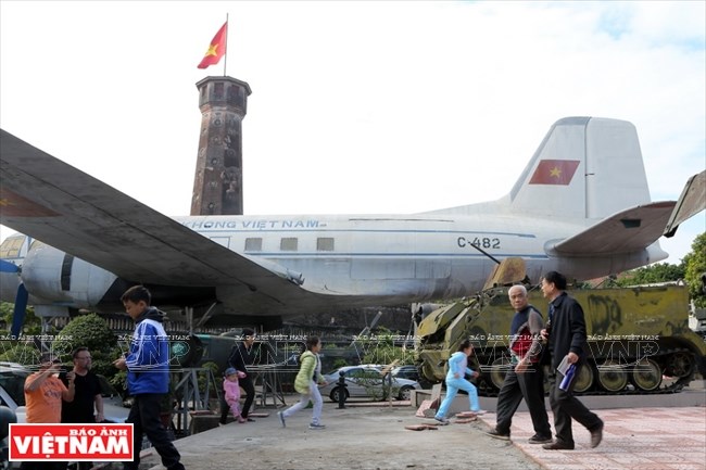 Turistas visitan la zona de exhibición de aviones al pie del asta (Fuente: VNA)