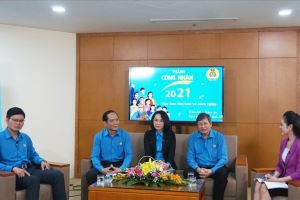 Los obreros vietnamitas unidos y dispuestos para la innovación y el desarrollo