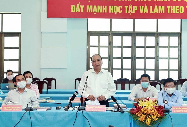El presidente de Vietnam Nguyen Xuan Phuc (de pie), en la reunión. (Foto: VNA)