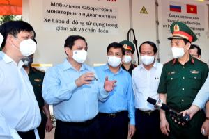 El Primer ministro de Vietnam orienta la movilización total de recursos para controlar la COVID-19