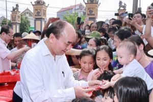 El Jefe del Estado de Vietnam saluda a los niños vietnamitas en el Día Internacional de la Infancia