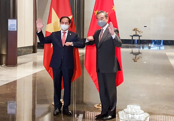Los ministros de Relaciones Exteriores de Vietnam, Bui Thanh Son (i.), y de China, Wang Yi.